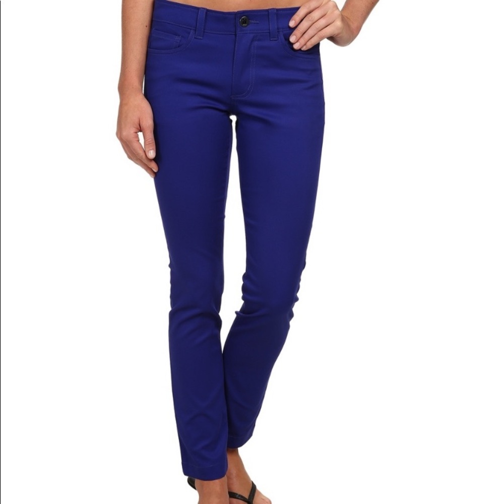 Black Diamond Stretch Font - blue, size 10